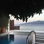 Apartment Castle81homes White , Sea View House *