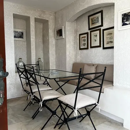 Castle81homes White , Sea View House Apartment