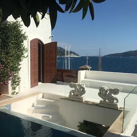 Апартаменты Castle81homes White , Sea View House