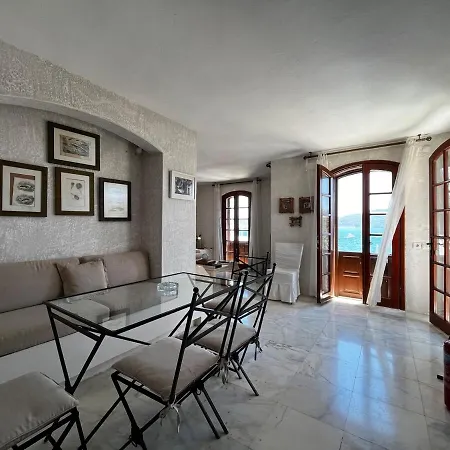 Castle81homes White , Sea View House Апартаменты